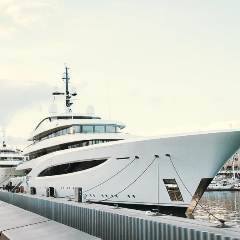 What you should know before choosing a 90 foot yacht